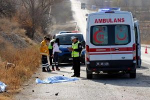 &Uuml;niversiteli gen&ccedil;, motosikletiyle TIR'ın altına girip &ouml;ld&uuml;