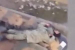 Asker, yaralanan &Ouml;zel Harekat Polisi'nin &uuml;zerine yatarak siper oldu