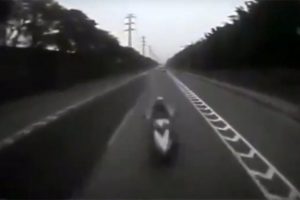 Motosiklet karşı şeride ge&ccedil;ti!