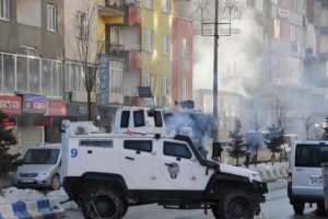 Hakkari'de HDP ve DBP'nin protesto g&ouml;sterisinde olay &ccedil;ıktı