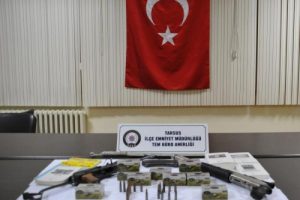 Tarsus'ta toprağa g&ouml;m&uuml;l&uuml; silah ve mermiler ele ge&ccedil;irildi