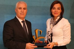 Eker Meydan &ouml;d&uuml;l sevincini Bozbey ile paylaştı