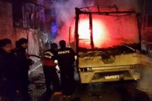 Hakkari'de İl &Ouml;zel İdaresi'ne ait servis aracı kundaklandı
