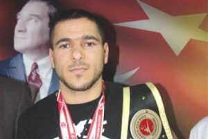 Bursalı şampiyon kick boks&ccedil;u unvanını korudu