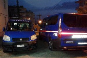 &Ccedil;arşafla kendini asarak intihar etti