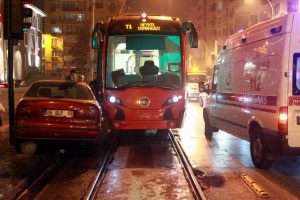Bursa'da İpekb&ouml;ceği'ne otomobil &ccedil;arptı