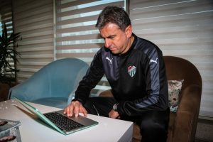 Bursaspor Teknik Direkt&ouml;r&uuml; Hamza Hamzaoğlu yılın fotoğrafını oyladı