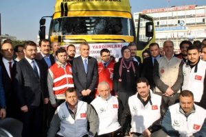 T&uuml;rkmenlere giden yardım TIR'larını Bakan uğurladı