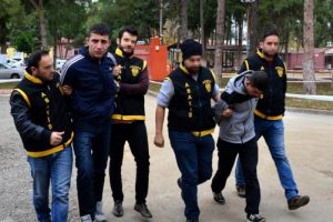 İnşaat deposu hırsızları yakalandı