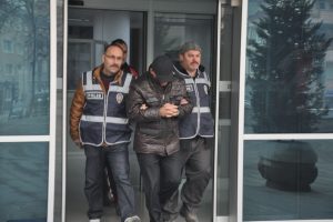 Bursa'da eski vekilin boşandığı eşinin arabasını kurşunlayan zanlı yakalandı!