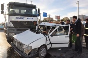 Adıyaman'da beton mikseri ile otomobil &ccedil;arpıştı: 2 yaralı