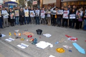 Sokağa &ccedil;ıkma yasaklarına İzmir'de protesto