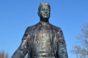 Nazım Hikmet heykeline saldırı