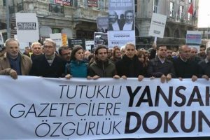 Can D&uuml;ndar ve Erdem G&uuml;l i&ccedil;in '30 adımlık y&uuml;r&uuml;y&uuml;ş'