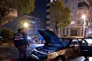 Polisten ka&ccedil;an ş&uuml;phelinin otomobili yandı
