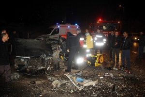 2 otomobil kafa kafaya &ccedil;arpıştı: 5 yaralı