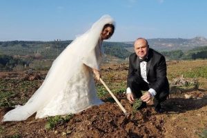 Bursa'da d&uuml;ğ&uuml;nden &ouml;nce gelinlik ve damatlıkla fidan dikmeye koştular