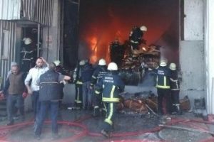 Bursa'da yangın fabrikanın ek binasına sı&ccedil;ramak &uuml;zere