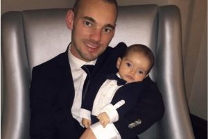 Sneijder'den oğlu ile yeni yıl pozu
