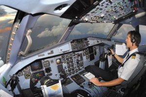 Pilot, denizi kirleten gemiyi şikayet etti
