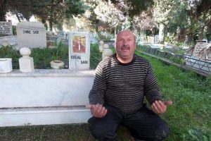 &Ouml;lmeden mezarını yaptırdı