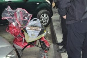 Bursa'da bebek arabasından &ccedil;anta hırsızlığı g&uuml;venlik kamerasında