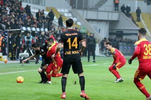 Galatasaray ağır yaralı! Kayseri'de 2 gol...