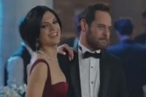 Rol arkadaşına abayı yaktı