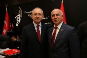 Kongrede &ccedil;ıkan arbedede kafatası &ccedil;atladı