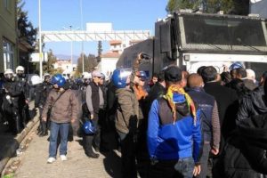 Aydın'da polisten izinsiz g&ouml;steriye m&uuml;dahale