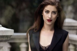 Hazal Kaya: O adamı T&uuml;rkiye'ye almayın!