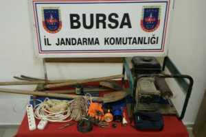 Bursa'da tarihe balyoz vurmak isteyen avcılara su&ccedil;&uuml;st&uuml;!