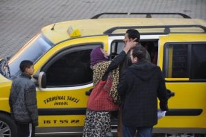 Bursa'da tutuklanan oğlunu cezaevine b&ouml;yle g&ouml;nderdi