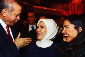 Erdoğan ve eşinden 80'ler dizisi oyuncusuna &ouml;vg&uuml;