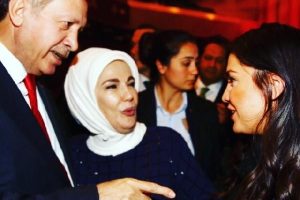 Erdoğan: "Bak Emine en sevdiğin oyuncuyu bulduk"