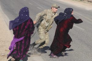 Şanlıurfa'da ev yakmaya giden kadınları jandarma engelledi