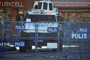 Diyarbakır Sur'da &ccedil;atışma: 9 g&uuml;venlik g&ouml;revlisi yaralı