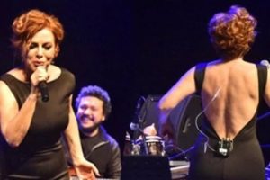 58 yaşındaki Zuhal Olcay'dan cesur kost&uuml;m...