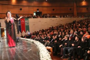 Emel Taş&ccedil;ıoğlu, sevilen t&uuml;rk&uuml;lerini Bursalılar i&ccedil;in seslendirdi