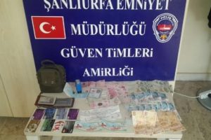 Polisi g&ouml;r&uuml;nce ka&ccedil;an kişinin &uuml;zerinden uyuşturucu ve &ccedil;alıntı para &ccedil;ıktı