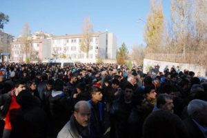 Diyarbakır'da Sur'a y&uuml;r&uuml;y&uuml;şe izin verilmedi, olaylar &ccedil;ıktı