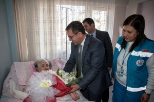 Bursa'da evde sağlık hizmeti alan hastalardan ihtiyacı olanlara yatak dağıtıldı