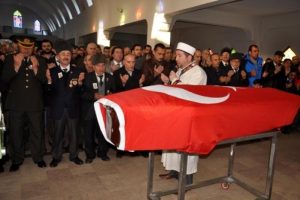 Kıbrıs gazisi, askeri t&ouml;renle toprağa verildi