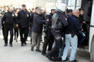 Isparta'da &uuml;niversitede gerginlik: 43 g&ouml;zaltı