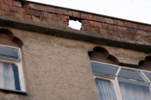 Diyarbakır'da bir binaya roket isabet etti
