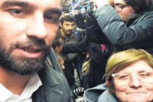 Arda Turan toplu taşıma aracına bindi selfie &ccedil;ekti