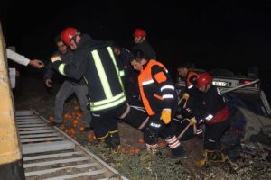 Otomobilin &ccedil;arptığı kamyonet kanala u&ccedil;tu: 1 &ouml;l&uuml;