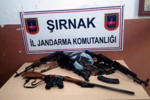 Şırnak'ta ş&uuml;pheli ara&ccedil;ta 3 kaleşnikof bulundu