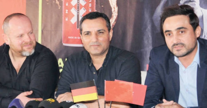&Uuml;nl&uuml; şarkıcının yeni mesleği...