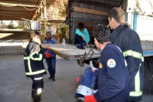Okulda sıra taşıtılan &ouml;ğrencinin ayağı kasaya sıkıştı